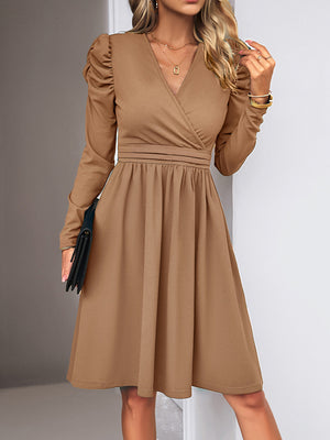 Momentlover Split-Joint Solid Color Pleated Skinny Puff Sleeves V-Neck Midi Dresses
