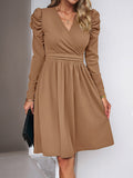 Momentlover Split-Joint Solid Color Pleated Skinny Puff Sleeves V-Neck Midi Dresses