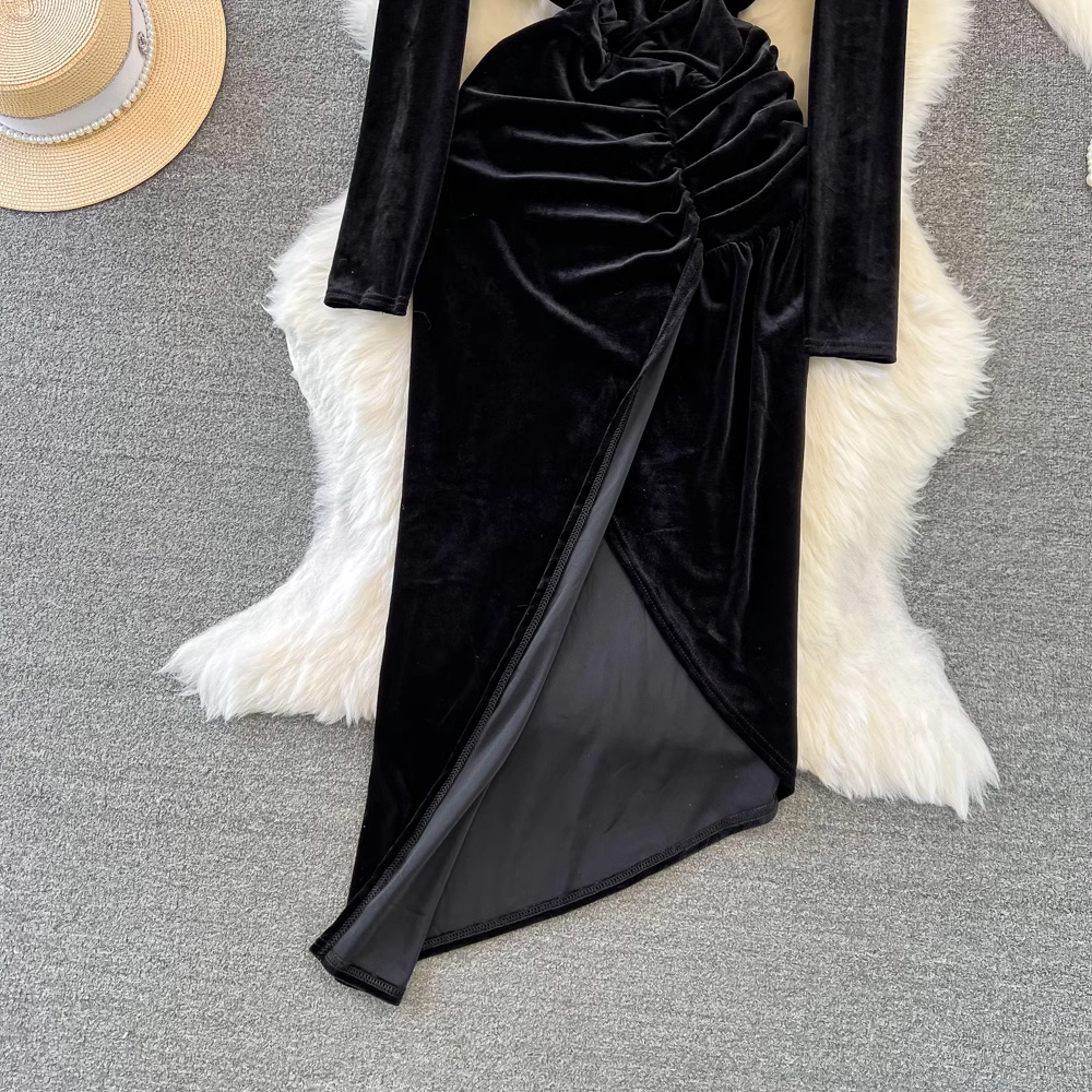 - Long-sleeved V-neck pleated waist mid-length irregular slit velvet dress  GEU811