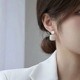 Simple and fashionable pearl square earrings