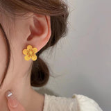 Golden-scented asymmetrical flower earrings
