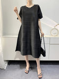 Momentlover Pleated Loose Round-neck Midi Dresses